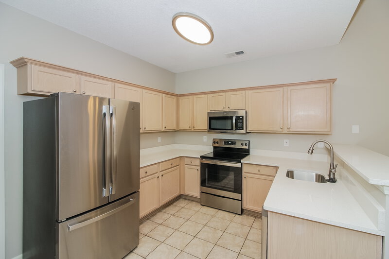 2,670/Mo, 600 Ashley Glen Cir W Cordova, TN 38018 Kitchen View 2