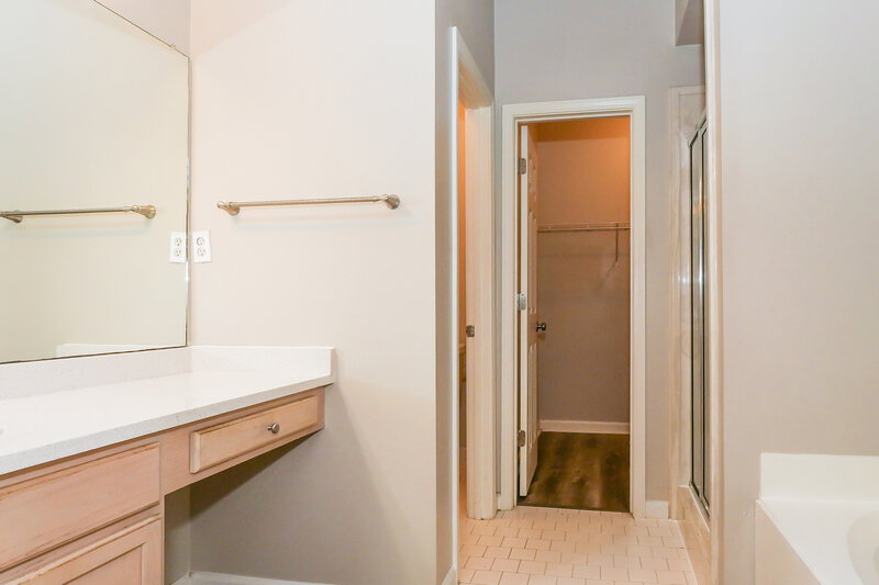 1,695/Mo, 600 Ashley Glen Cir W Cordova, TN 38018 Main Bathroom View