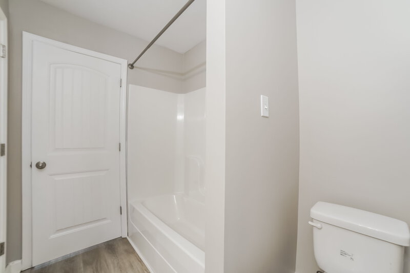 1,805/Mo, 3933 Jordan View Dr Southaven, MS 38671 Main Bathroom View 2