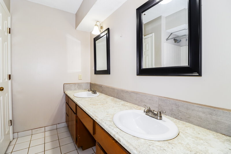 1,930/Mo, 423 Cairn Cv Cordova, TN 38018 Main Bathroom View