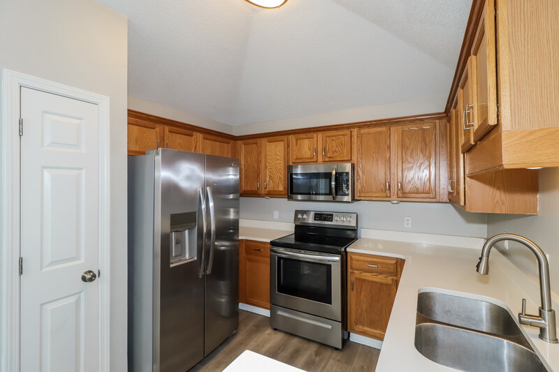 1,755/Mo, 7086 Lagrange Hill Dr Cordova, TN 38018 Kitchen View 2