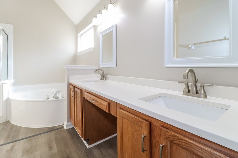 1,755/Mo, 7086 Lagrange Hill Dr Cordova, TN 38018 Main Bathroom View