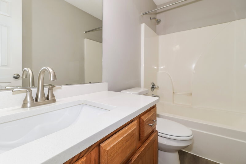 1,755/Mo, 7086 Lagrange Hill Dr Cordova, TN 38018 Bathroom View
