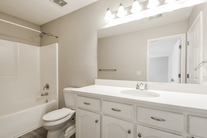 1,770/Mo, 8274 Park Pike Dr Southaven, MS 38671 Main Bathroom View