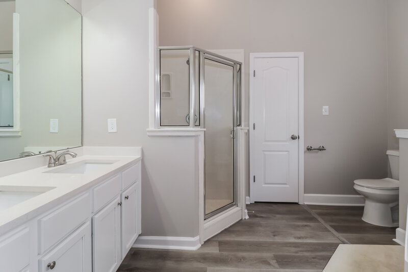 2,590/Mo, 8645 Valmont Cir Cordova, TN 38016 Main Bathroom View