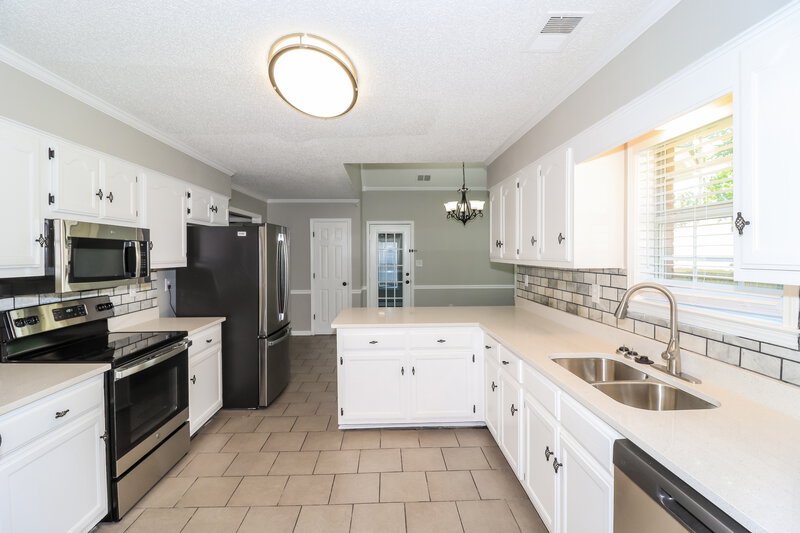 2,120/Mo, 1915 Pecan Grove Dr Southaven, MS 38671 Kitchen View 2