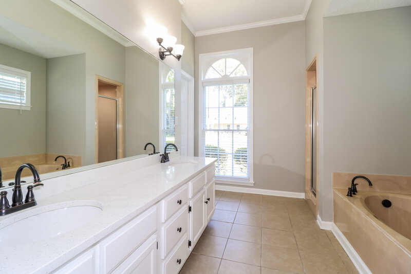 2,120/Mo, 1915 Pecan Grove Dr Southaven, MS 38671 Main Bathroom View