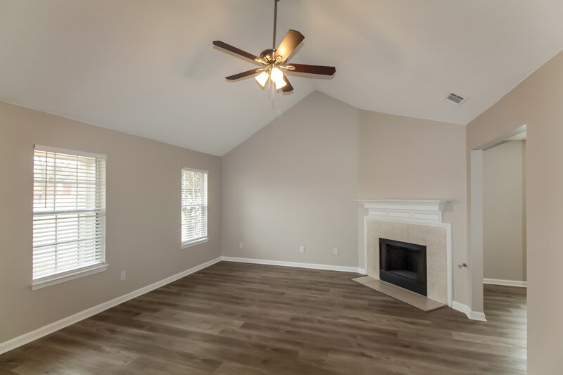 1,630/Mo, 1879 Thomas St Horn Lake, MS 38637 Living Room View