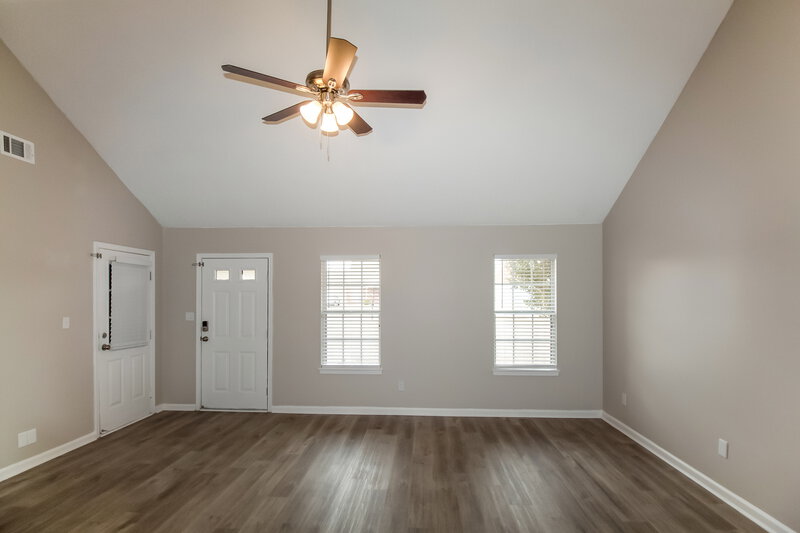 1,630/Mo, 1879 Thomas St Horn Lake, MS 38637 Living Room View 2