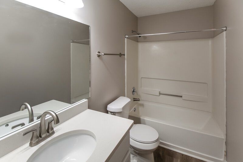 1,630/Mo, 1879 Thomas St Horn Lake, MS 38637 Main Bathroom View