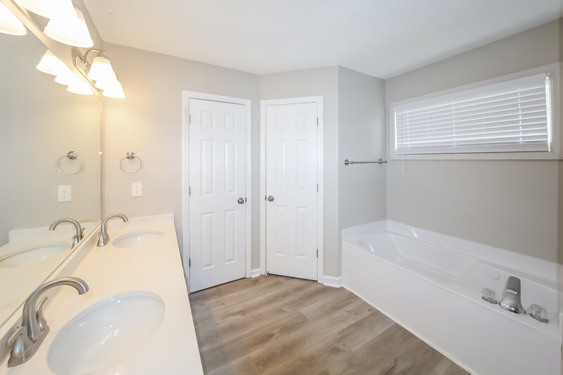 1,585/Mo, 7326 Bramble Ln Walls, MS 38680 Main Bathroom View