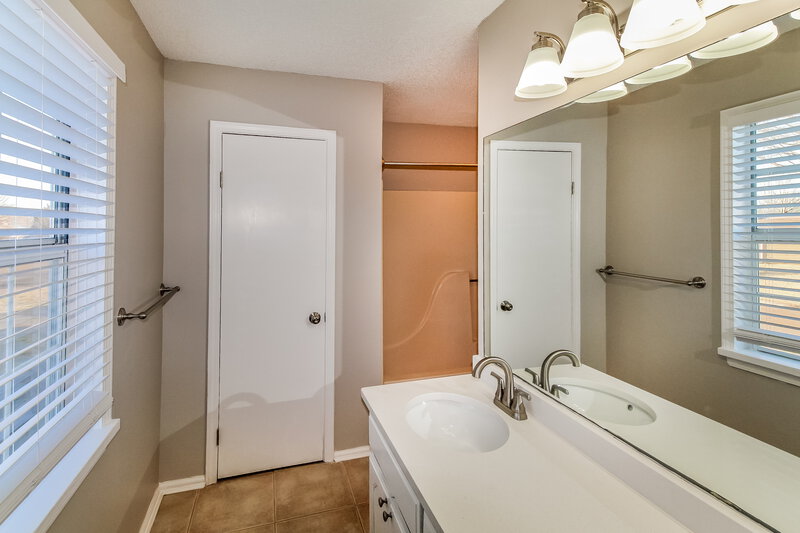2,290/Mo, 7215 Londonderry Dr Southaven, MS 38671 Main Bathroom View