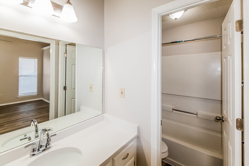 1,810/Mo, 9190 Belmont Dr Southaven, MS 38671 Main Bathroom View