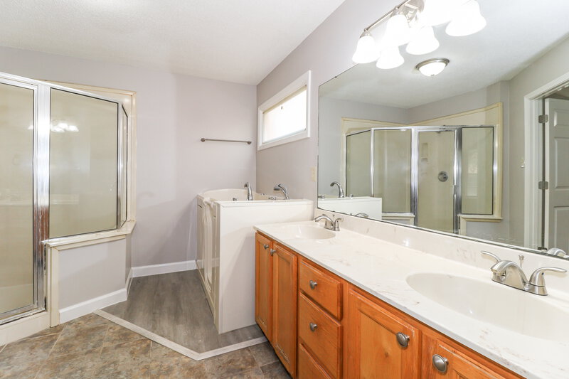 1,925/Mo, 1522 Appling Wood Cv S Cordova, TN 38016 Main Bathroom View