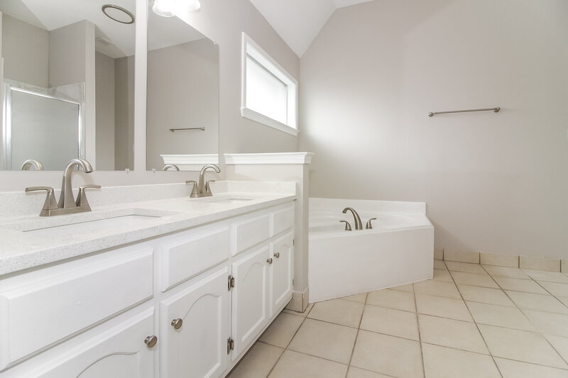 2,385/Mo, 632 Shelley Renee Ln Cordova, TN 38018 Main Bathroom View