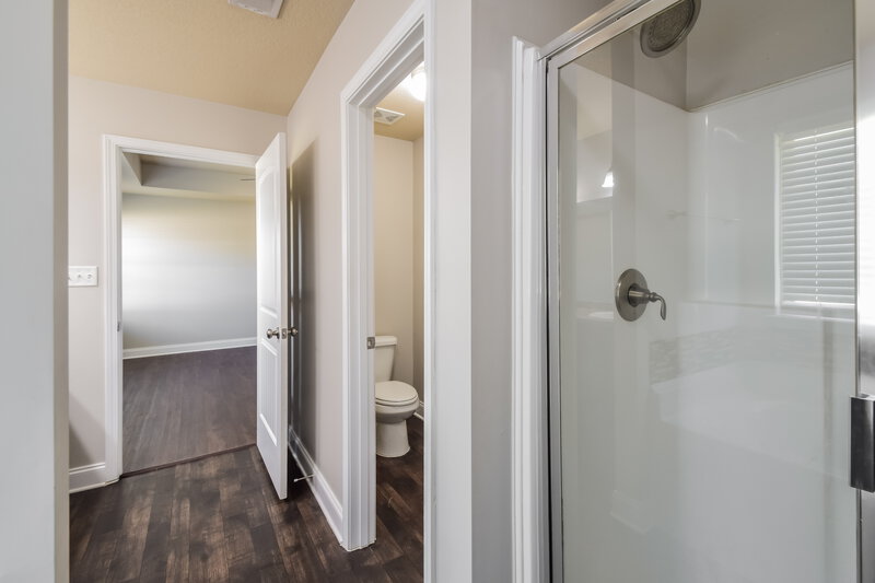 1,950/Mo, 8759 Kimberly Dawn Dr Southaven, MS 38671 Main Bathroom View