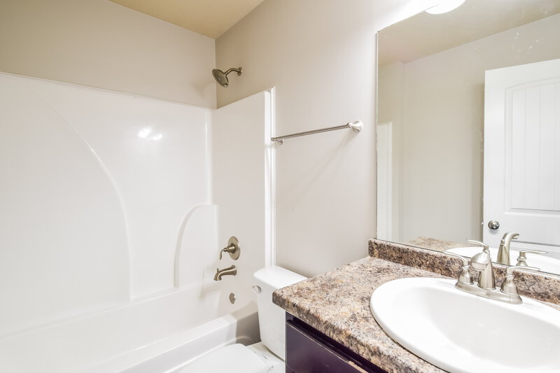 1,950/Mo, 8759 Kimberly Dawn Dr Southaven, MS 38671 Bathroom View