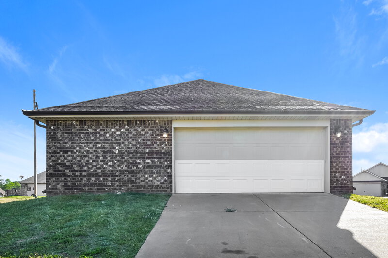 1,950/Mo, 8759 Kimberly Dawn Dr Southaven, MS 38671 Rear View
