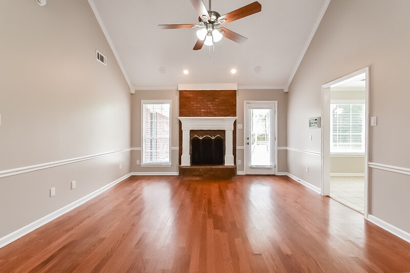 2,040/Mo, 4401 Okeechobee Dr Nesbit, MS 38651 Living Room View