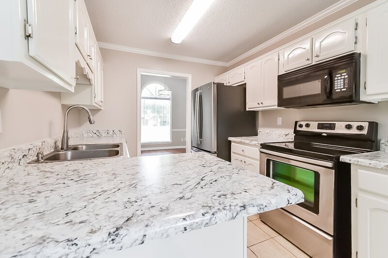 2,040/Mo, 4401 Okeechobee Dr Nesbit, MS 38651 Kitchen View 2