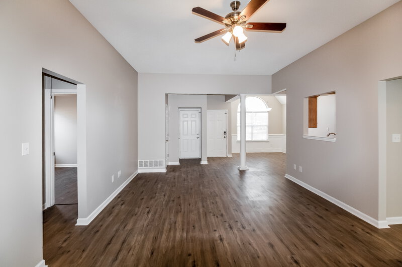 1,850/Mo, 5803 Lindsay Cv Southaven, MS 38671 Living Room View 2