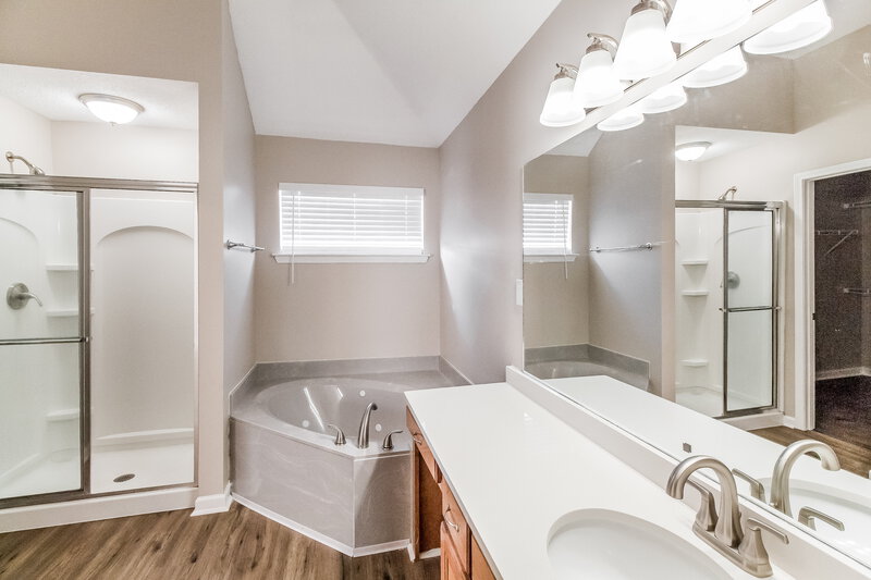 1,850/Mo, 5803 Lindsay Cv Southaven, MS 38671 Main Bathroom View