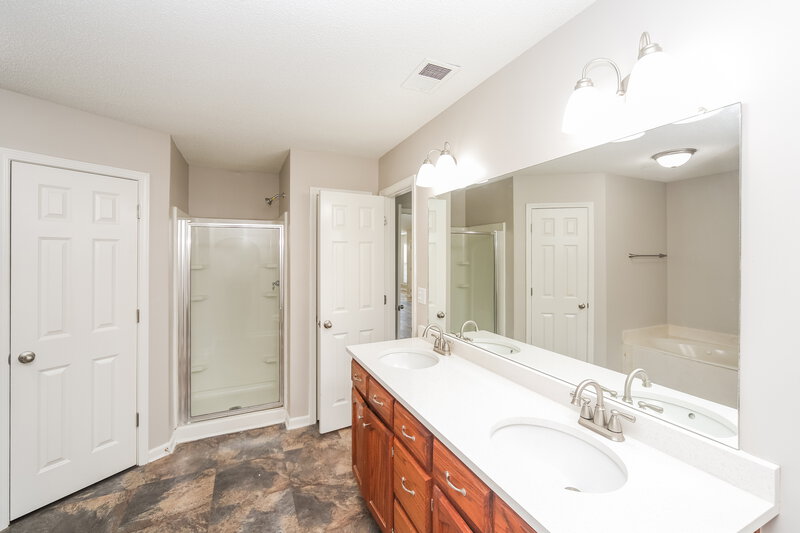 2,160/Mo, 6708 Kentbrook Dr Horn Lake, MS 38637 Main Bathroom View
