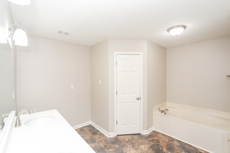 2,160/Mo, 6708 Kentbrook Dr Horn Lake, MS 38637 Main Bathroom View 2
