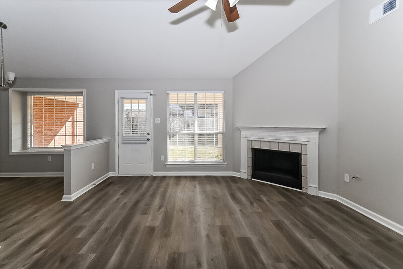 2,000/Mo, 5602 Lake Front Dr Horn Lake, MS 38637 Living Room View 2