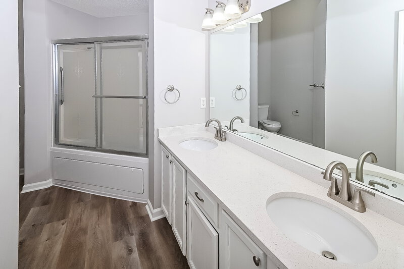 2,000/Mo, 5602 Lake Front Dr Horn Lake, MS 38637 Main Bathroom View