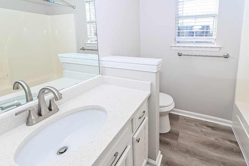2,000/Mo, 5602 Lake Front Dr Horn Lake, MS 38637 Bathroom View