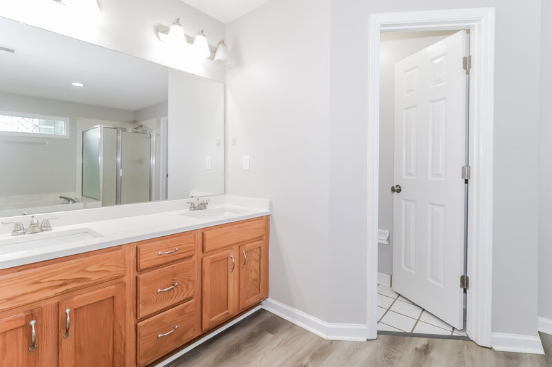 2,015/Mo, 9355 Helmsley Dr Cordova, TN 38016 Main Bathroom View