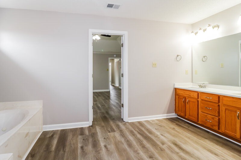 2,910/Mo, 9355 Helmsley Dr Cordova, TN 38016 Main Bathroom View