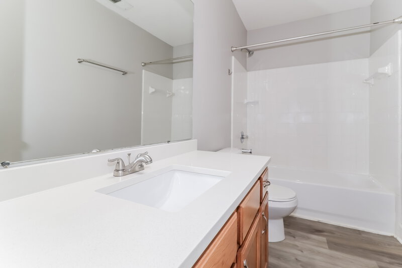 2,015/Mo, 9355 Helmsley Dr Cordova, TN 38016 Main Bathroom View 2