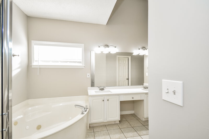 2,950/Mo, 2725 Misty Valley Cv Lakeland, TN 38002 Main Bathroom View