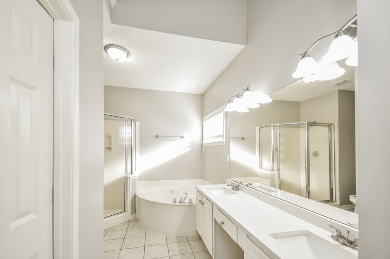 2,950/Mo, 2725 Misty Valley Cv Lakeland, TN 38002 Main Bathroom View 2