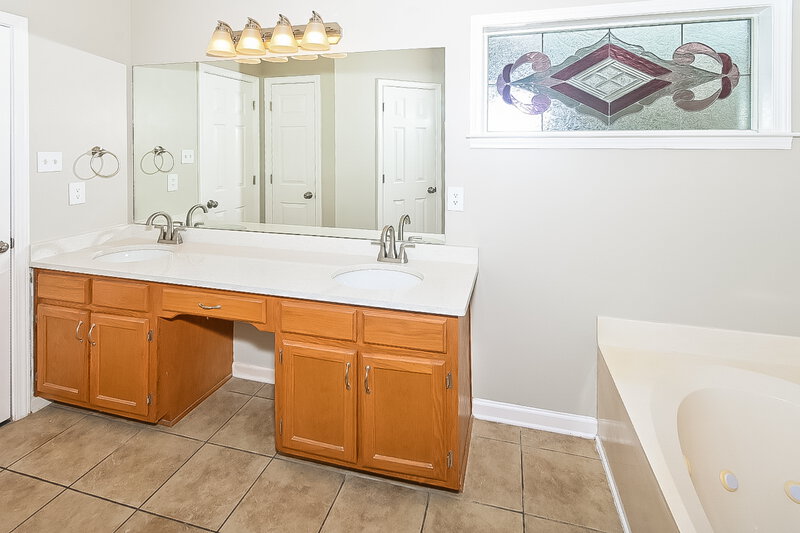 3,350/Mo, 3710 Shelby Cv Hernando, MS 38632 Main Bathroom View