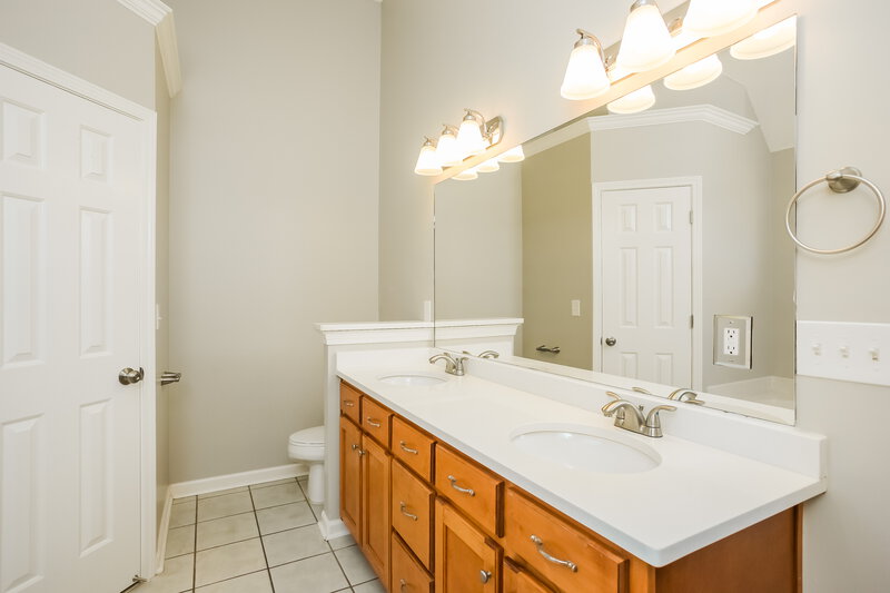 2,930/Mo, 8911 Oak Grove Blvd Olive Branch, MS 38654 Main Bathroom View