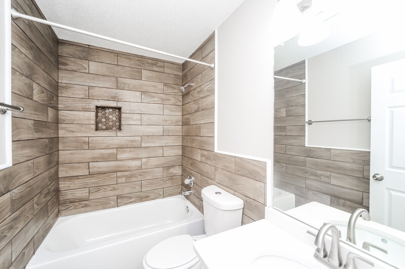 1,725/Mo, 5305 Bradley Ln Southaven, MS 38671 Main Bathroom View