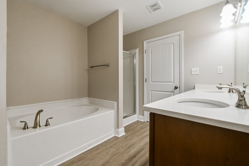 2,240/Mo, 2932 S Hartland Drive Southaven, MS 38672 Main Bathroom View 2