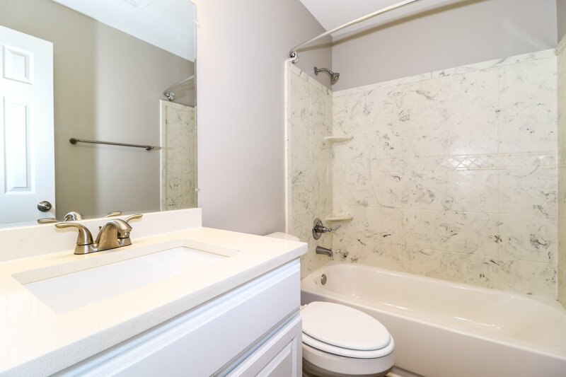 2,185/Mo, 35 Lakewood Cv Oakland, TN 38060 Bathroom View