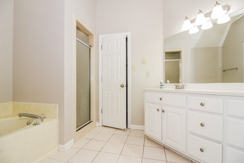 1,920/Mo, 4141 Meadowfield Ln Bartlett, TN 38135 Main Bathroom View