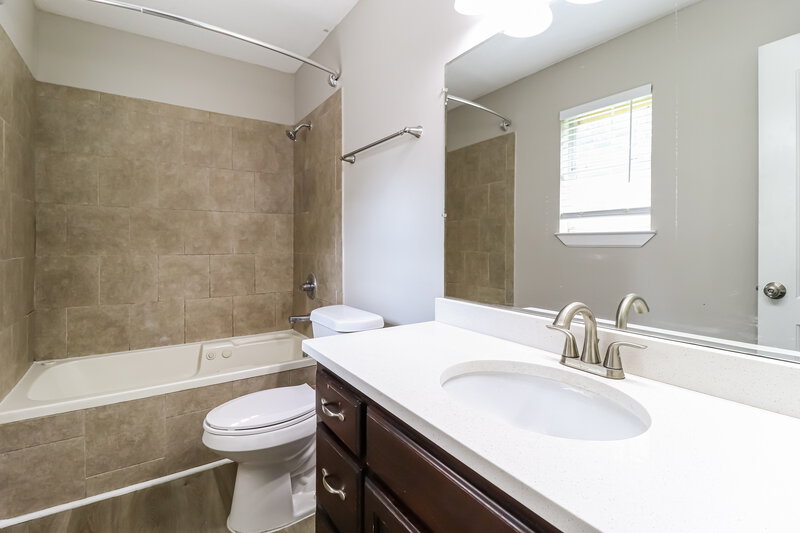1,700/Mo, 6931 River Birch Rd Walls, MS 38680 Main Bathroom View