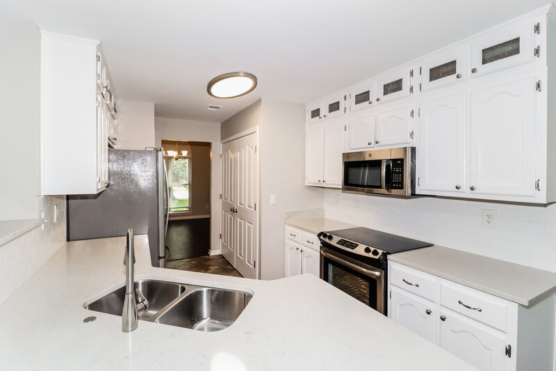 2,160/Mo, 2060 Greencliff Dr Southaven, MS 38672 Kitchen View 2
