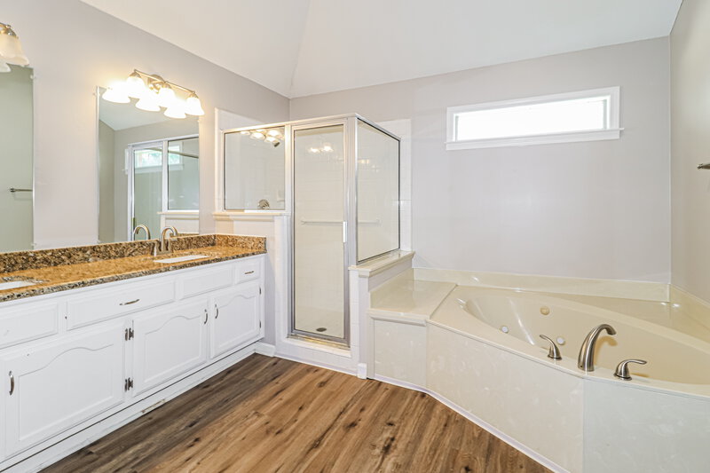 2,020/Mo, 3742 Mendel Dr Bartlett, TN 38135 Main Bathroom View