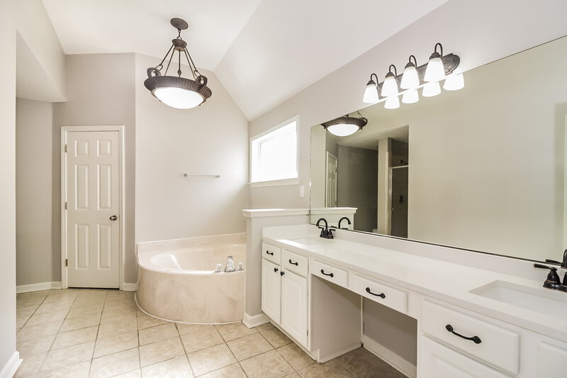 2,020/Mo, 10221 Green Moss Dr N Cordova, TN 38018 Main Bathroom View