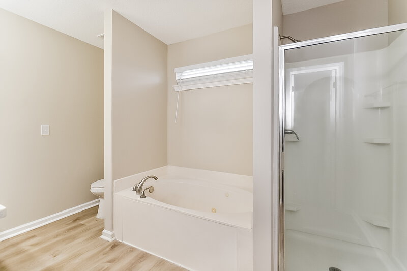 2,000/Mo, 1607 Central Trails Dr Southaven, MS 38671 Main Bathroom View