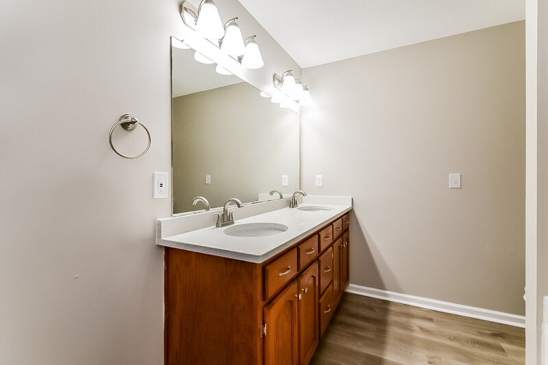 2,000/Mo, 1607 Central Trails Dr Southaven, MS 38671 Main Bathroom View 2