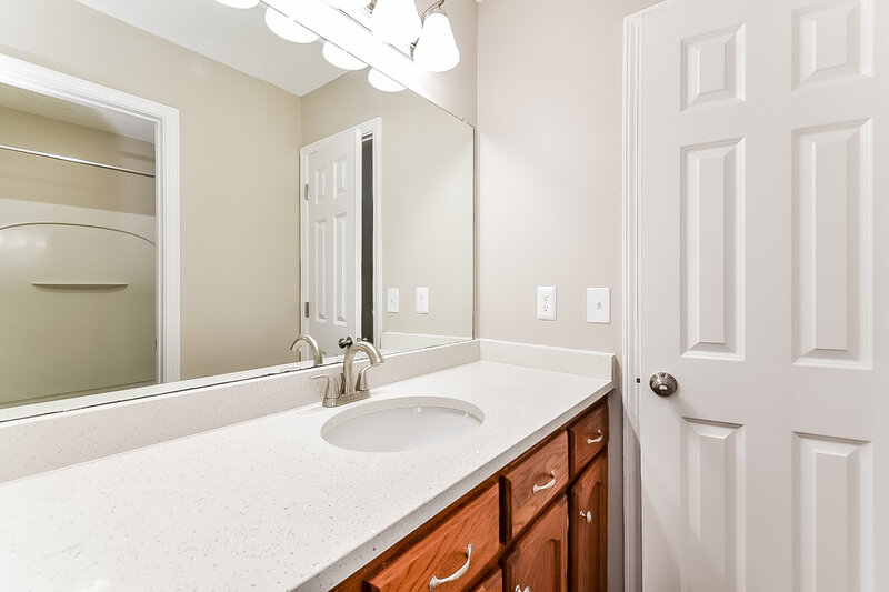 2,000/Mo, 1607 Central Trails Dr Southaven, MS 38671 Bathroom View