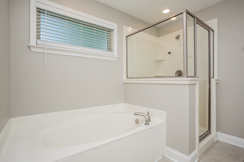 2,230/Mo, 7200 Kingcrest Rd Olive Branch, MS 38654 Main Bathroom View